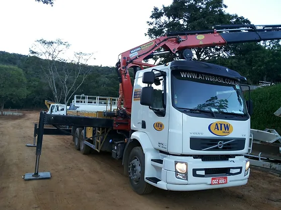 Dormentes instalados em uma linha férrea, com trilhos fixados sobre eles.