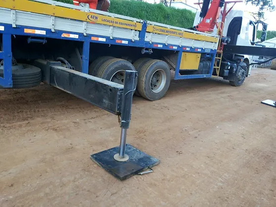 Dormentes instalados em uma linha férrea, com trilhos fixados sobre eles.