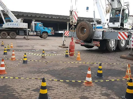 Instrutor da ATW Brasil conduzindo um treinamento prático para operadores de plataforma aérea.