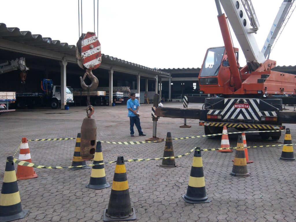 Instrutor da ATW Brasil ensinando um grupo de operadores a utilizar uma plataforma elevatória.