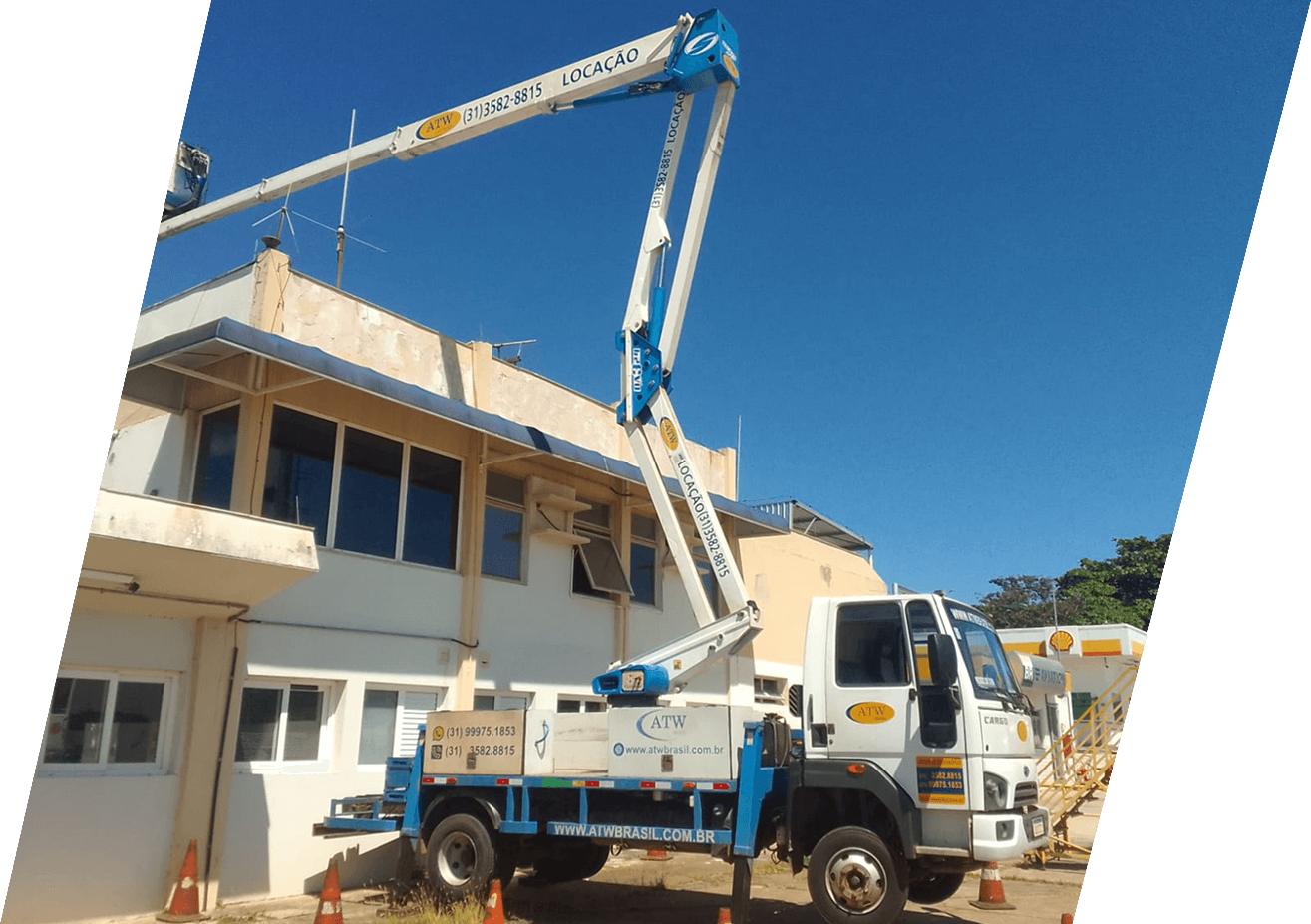 Foto de várias plataformas elevatórias aéreas da ATW Brasil, prontas para locação.